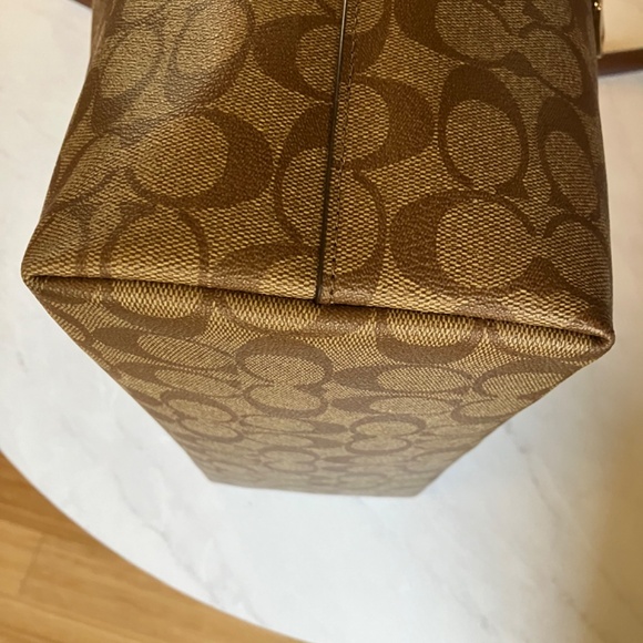 Coach Gallery Tote in Signature Logo - Picture 3 of 8
